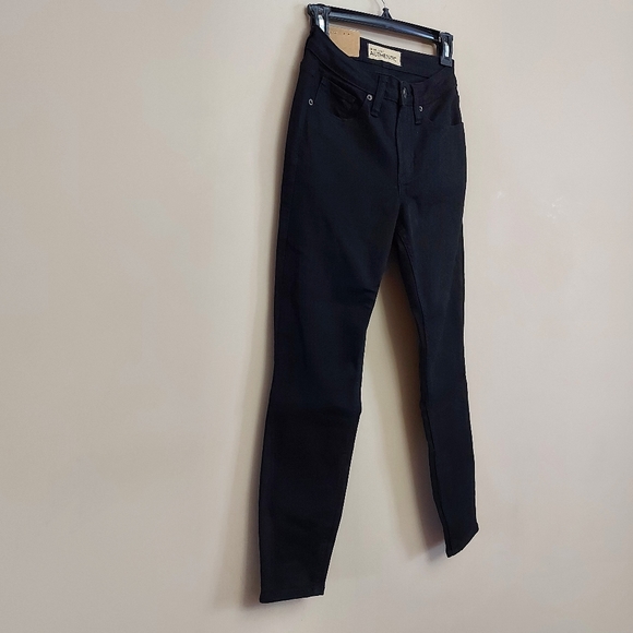 Silver Jeans Curvy High Rise Skinny Jeans for Women in Black - Picture 8 of 12